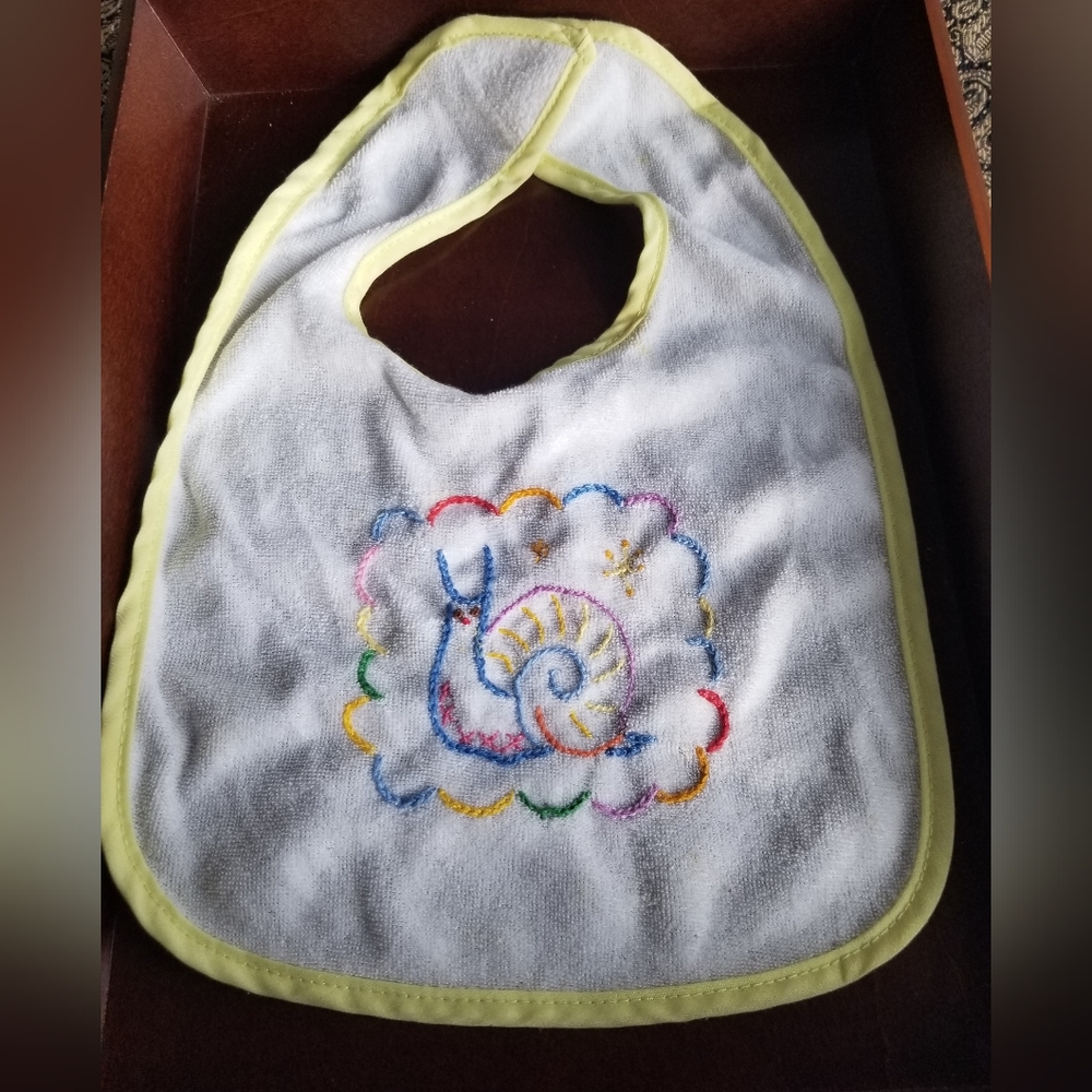 Set of 2 bibs embroidered with woodland creatures